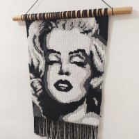 Ръчно изработено макраме пано с портрет на Мерилин Монро, снимка 6 - Декорация за дома - 42872415