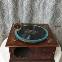 Стар грамофон с манивела, снимка 9 - Антикварни и старинни предмети - 44437326