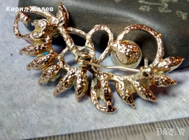 РАЗКОШНА АЖУРНА ЗЛАТИСТА ПЕРЛЕН Тип БРОШКА с ИСКРЯЩИ РАЗНОЦВЕТНИ ЮВЕЛИРНО ФАСЕТИРАНИ ЦИРКОНИ 29588, снимка 7 - Други - 48842326