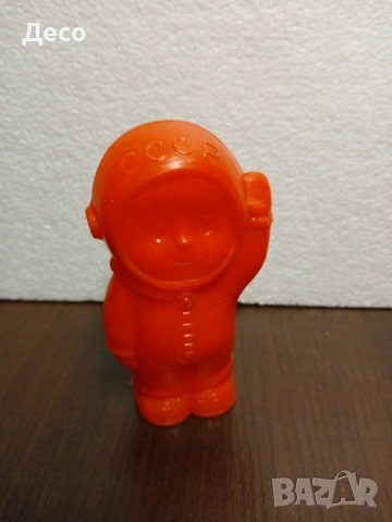 Стара руска пластмасова играчка космонавт СССР.