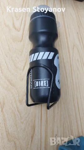 бутилка със стойка за вода