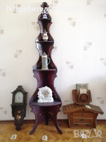 Стари холандски етажерка, часовник, пощенска кутия, полица са вестници и документи. 