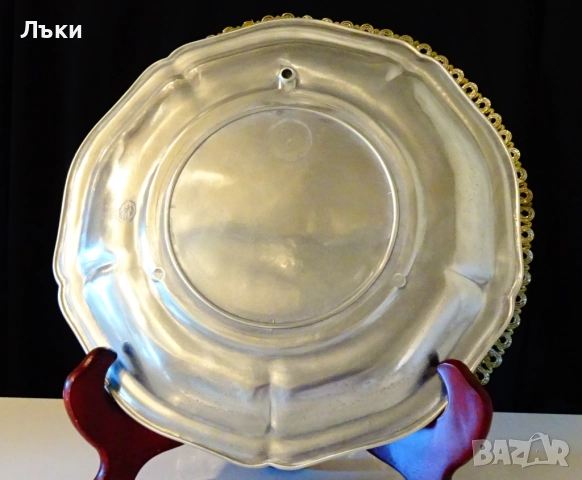 Калаена чиния с релефни цветя 500 гр.,25 см., снимка 2 - Антикварни и старинни предмети - 52282158