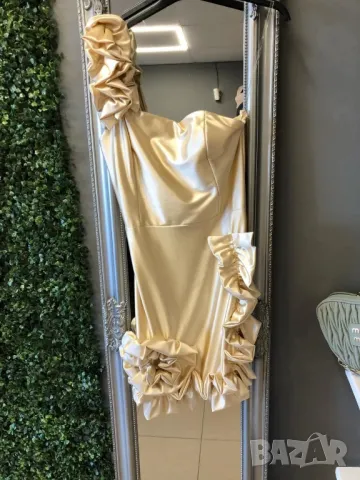 къса екстравагантна сатенена рокля , снимка 3 - Рокли - 50345316