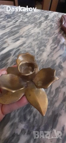 Продавам месингов свещник роза