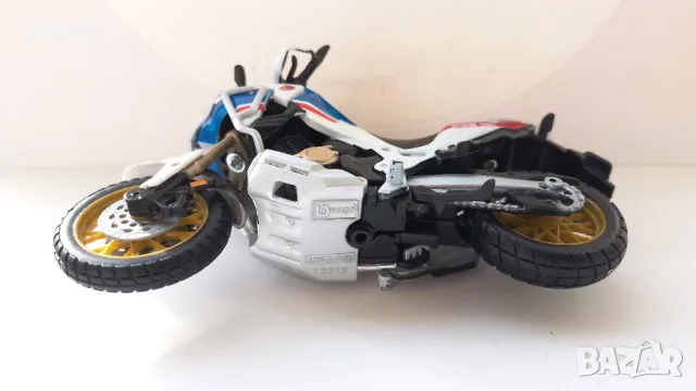 Мотор HONDA Afrika Twin Adventure Bburago 1:18, снимка 5 - Колекции - 49271446