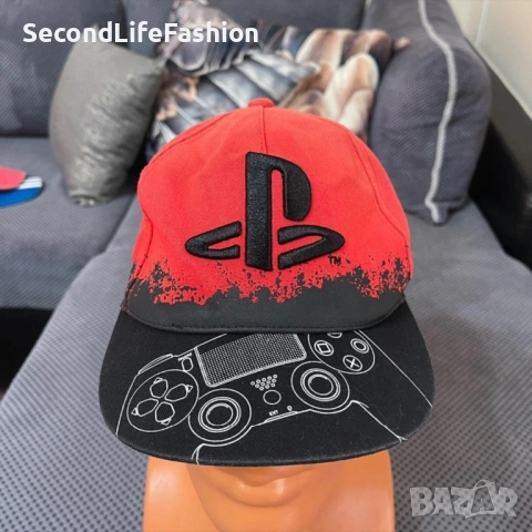 PlayStation шапка с козирка червено черно бродирано лого