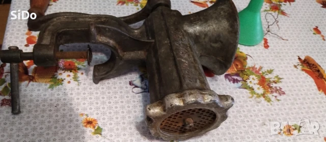 Лот 2 чугунени ръчни месомелачки малка и голяма, снимка 3 - Месомелачки - 50578375