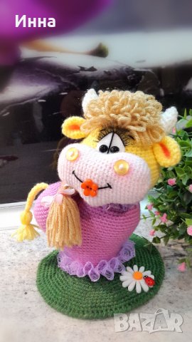 "Влюбена кравичка", приятелка на символа 2021г.,Плетена играчка, Ръчно изработена, Перфектен подарък, снимка 4 - Романтични подаръци - 31067927