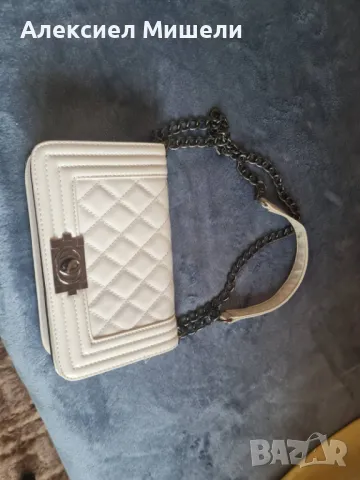 Бяла дамска чанта с презрамки за рамене