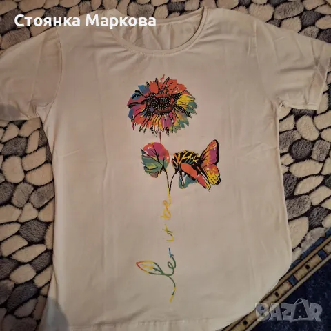 Бяла блузка с красиво цвете с камъчета