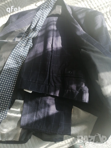 мъжки костюм кариран тъмно син много запазен , снимка 2 - Костюми - 53149611