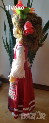 Продавам 58 годишна кукла в народна носия., снимка 3 - Антикварни и старинни предмети - 35520835
