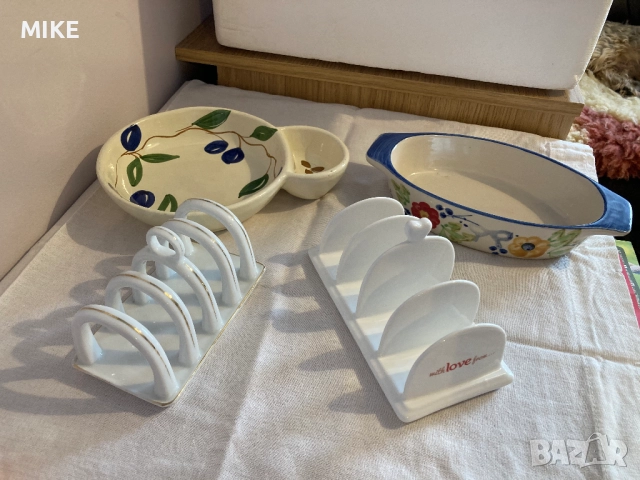 Поставки за тост и чинийки