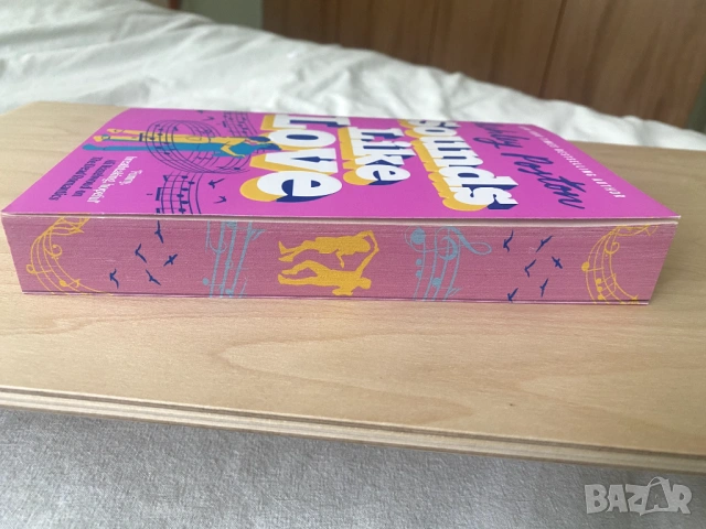 Книга с цветни порезки Sounds like love Ashley Poston, снимка 3 - Художествена литература - 53029967