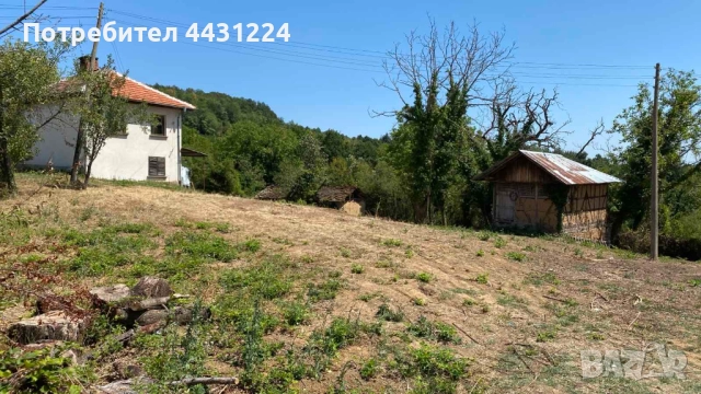 Селска двуетажна къща с прилежащ терен 2000 кв.м. и две стопански постройки, находящ се
