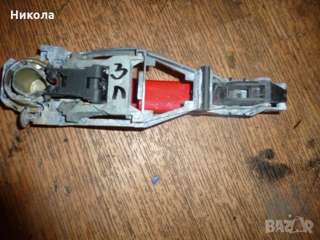 Дръжка за врата задна лява Голф 4-червена, снимка 2 - Части - 33758134