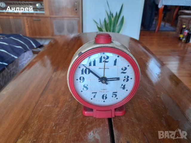 Стар настолен часовник будилник Янтар,Jantar #5, снимка 1 - Антикварни и старинни предмети - 39375829