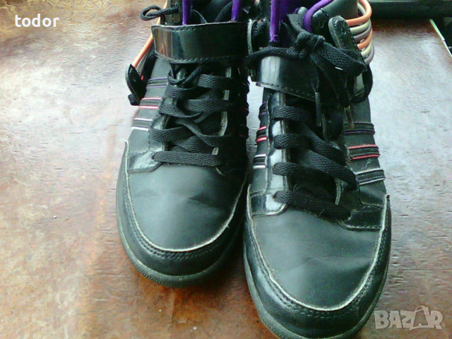 продавам дамски маратонки номер 38 адидас.