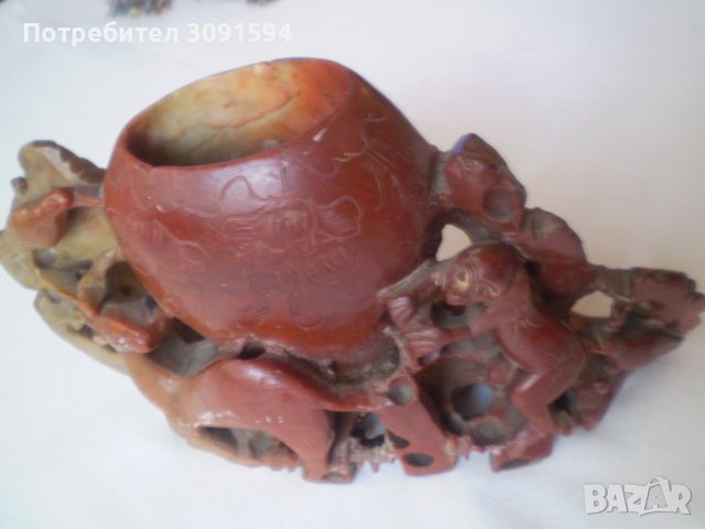 Антикварна ваза  от червен сапунен камък със екзотични фигури, снимка 12 - Антикварни и старинни предмети - 37165294
