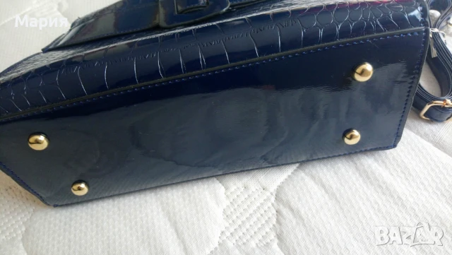 Нова, тъмносиня дамска чанта от лачена еко кожа, снимка 7 - Чанти - 51101140