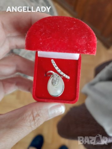 Красив сребърен пръстен със седеф и циркони . 