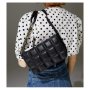 Капитонирана дамска чанта за рамо с асиметричен дизайн на дръжката 25х19см., снимка 4