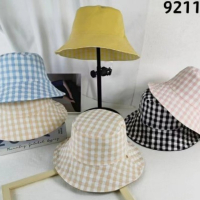 Дамска стилна шапка Цветове: бял,син,розов,черен,жълт,розово каре,синьо каре,черно каре,кафяво каре,, снимка 1 - Шапки - 44718518