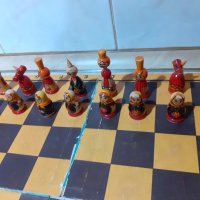 Руски дървен шах с ръчно изработени фигури матрьошки, снимка 4 - Антикварни и старинни предмети - 44263249