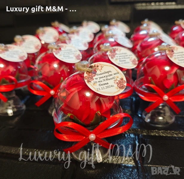 Подаръци за гости - акрилна стъкленица с роза на столче, снимка 1