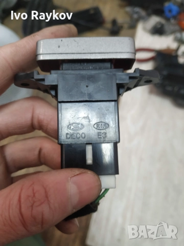 Бутон аварийни светлини KIA Carens 2 , 864W0140, снимка 3 - Части - 52939587