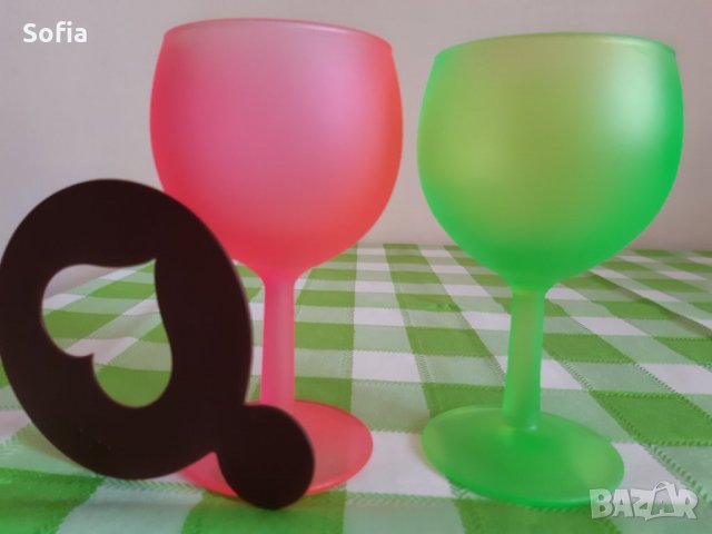 Комплект за двама : 2 неонови чаши за напитка + форма сърце за декорация на напитки