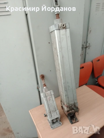 Продавам пневматични цилиндри