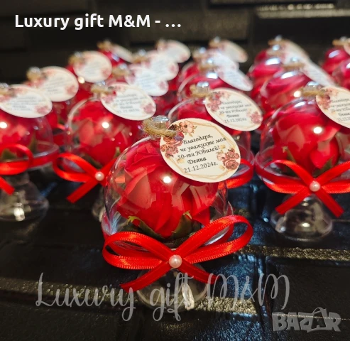 Подаръци за гости - акрилна стъкленица с роза на столче