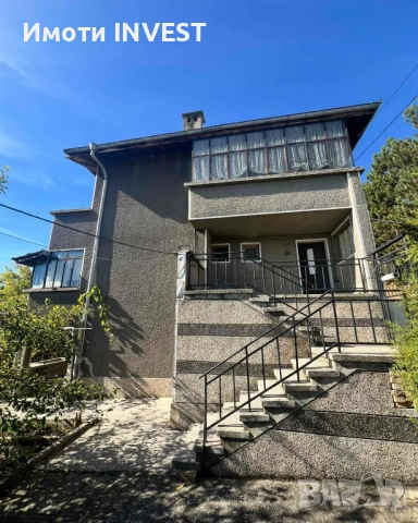 Триетажна къща с двор, гаражи и възможност за разделяне – гр. Попово