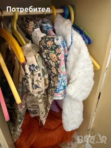 Гардероб за кукли дървен гардероб с дрехи и аксесоари за кукли , снимка 5 - Кукли - 54122473