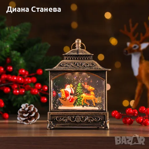 Коледна лампа със сняг и коледни орнаменти