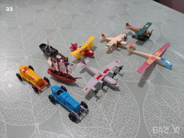 Играчки от Киндер , снимка 2 - Коли, камиони, мотори, писти - 53898573