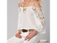Бяла дамска блуза с ефектна дантела на ръкавите Urban Touch - XL