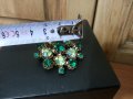 Стара брошка с зелени камъни, снимка 4