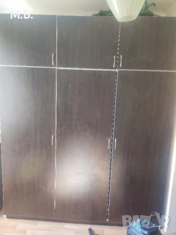 трикрилен гардероб с надстройка