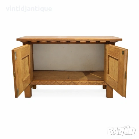 Масивен дъбов шкаф с богата дърворезба и метален обков, снимка 2 - Шкафове - 53905715