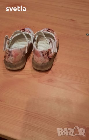 Светещи обувки с Елза и Ана , снимка 2 - Детски обувки - 35390199