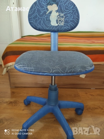 Продавам детски офис стол 