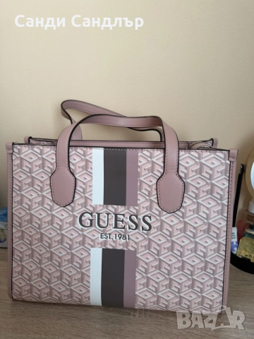 Дамска чанта на Guess