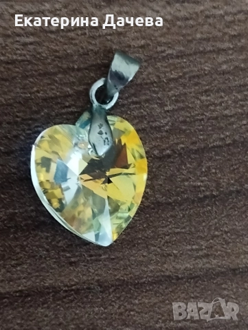 Продавам медальон че сърце СВАРОВСКИ , снимка 4 - Колиета, медальони, синджири - 51752960