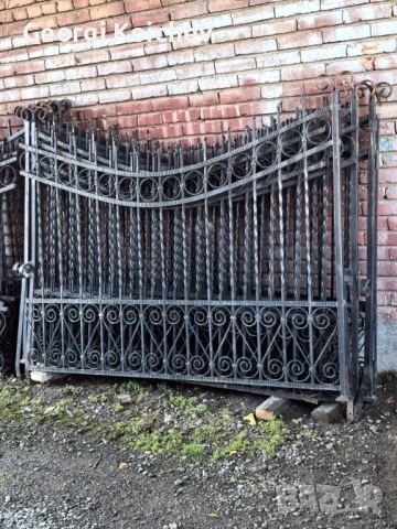 оградни пана ковано желязо масивни ;портал / колони / фенери