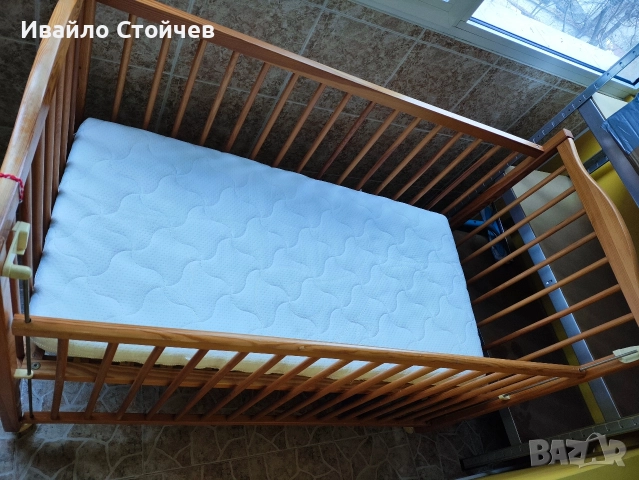 Бебешко дървено легло с колелца, снимка 2 - Спални и легла - 52874709