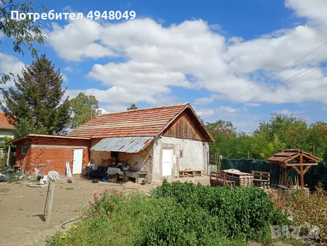 Три стаи коридор и отделна баня водата е от герана цялата къща