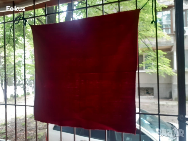 Стара червена голяма престилка от носия